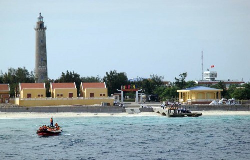 Đèn biển trên đảo Song Tử Tây được xây dựng vào năm 1993, là ngọn đèn biển đầu tiên trên quần đảo Trường Sa của Việt Nam.